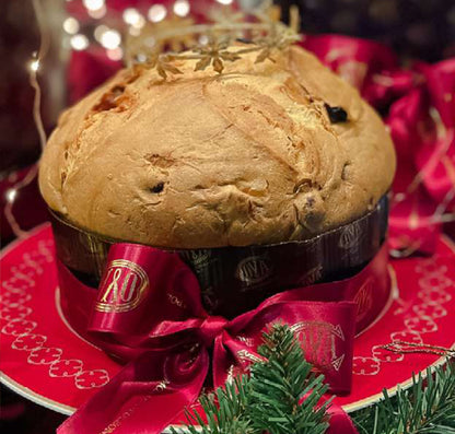 Panettone și farfurie cova